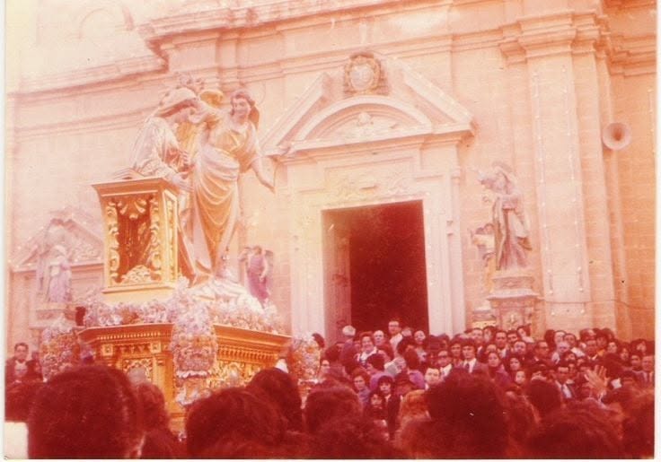 Annunciation statues outside the church entrance