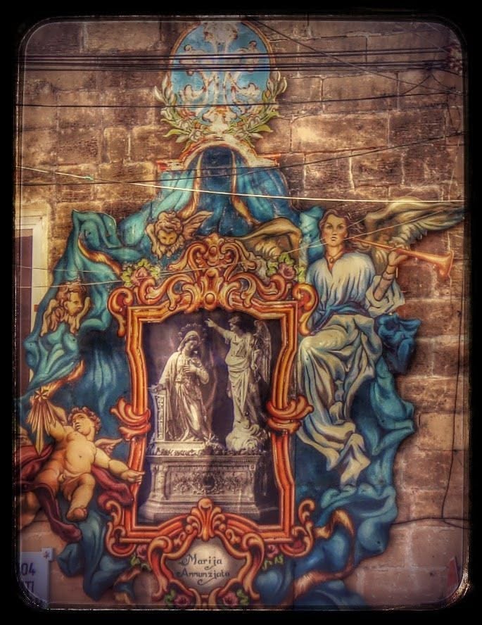 A decorative display featuring the Annunciation