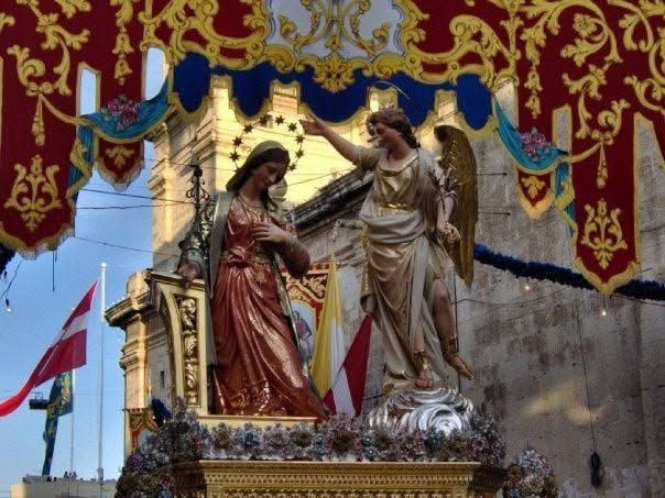 Annunciation statues beneath a decorated arch