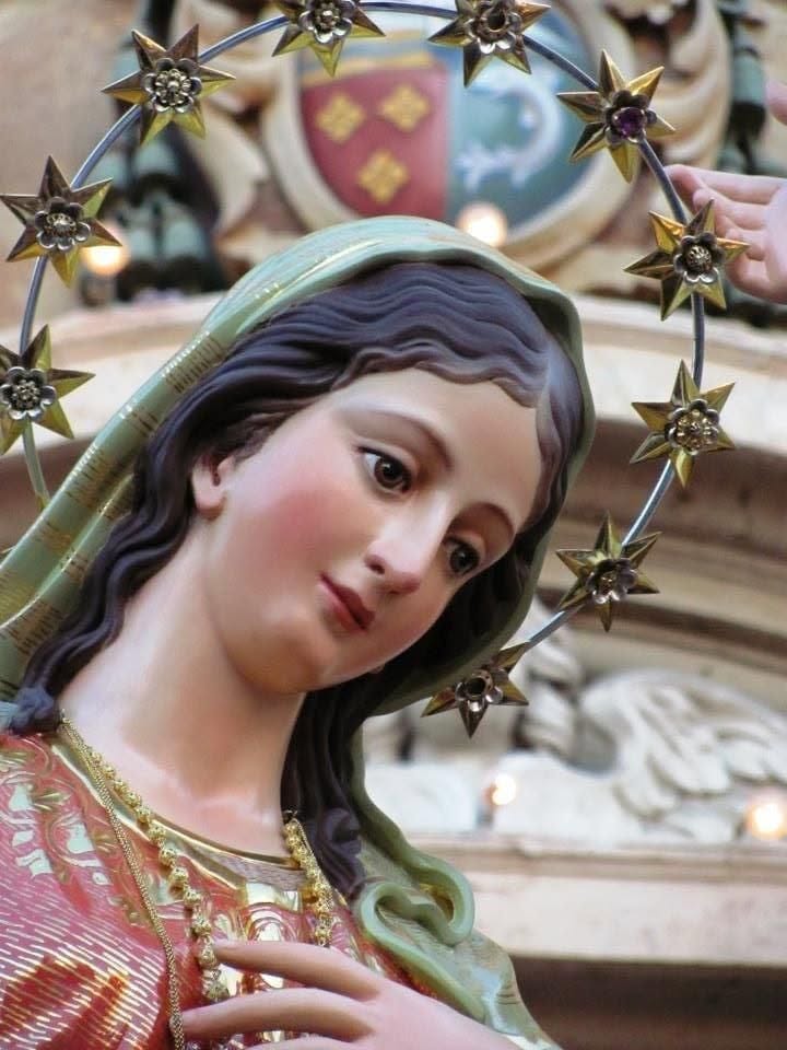 A close view of Mary’s statue and star halo