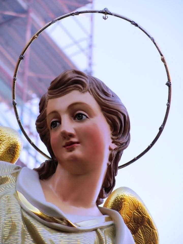 A close view of the angel’s statue